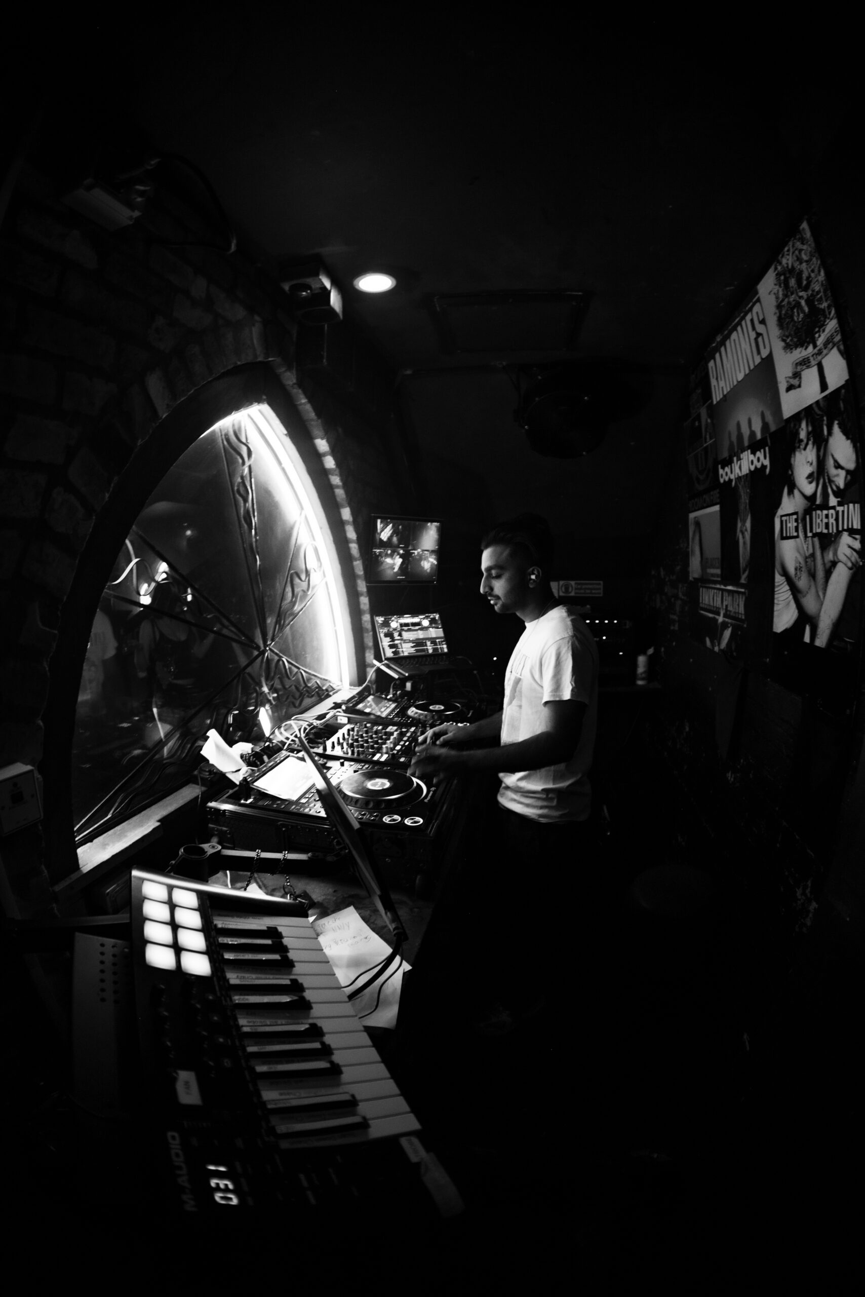 DJ9 performing